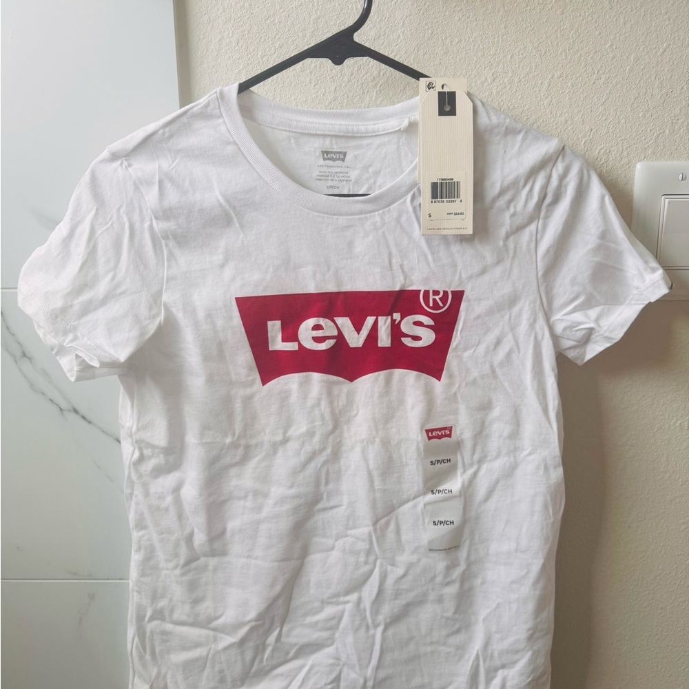 New with tag!  Levi's Classic White T-Shirt for Women